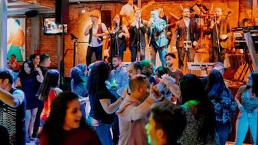 ¡Atención latinos en Chicago! Este bar abre sus puertas para celebrar la navidad 2024