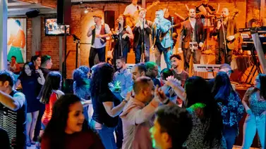 ¡Atención latinos en Chicago! Este bar abre sus puertas para celebrar la navidad 2024 ¡Atención latinos en Chicago! Este bar abre sus puertas para celebrar la navidad 2024