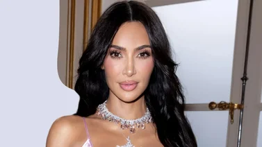 Kim Kardashian se roba las miradas por su yeso en forma de tacón (+Foto)