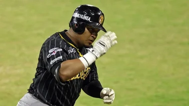 LVBP: Aldrem Corredor conquista la historia con Leones del Caracas (+Video)