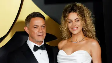 El fogoso beso de Cándela Márquez y Alejandro Sanz en su cumpleaños 