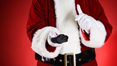 Regalar carbon a los niños en navidad
