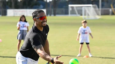 MLB: Francisco Lindor muestra su lado más humano en la escuela de su niñez