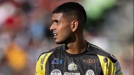Santos desmiente su interés por Carlos Vivas y su futuro sigue en el aire 