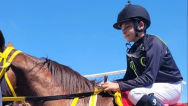 Joven Lisandro Hernández consigue su primer premio como jockey 