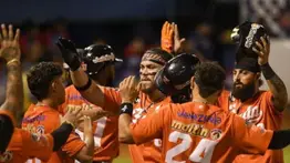 LVBP: Bateo oportuno y buen pitcheo le dan primer triunfo a las Águilas