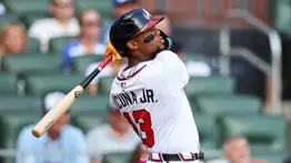 MLB: Ronald Acuña Jr emula al bateador más poderoso de todos los tiempos