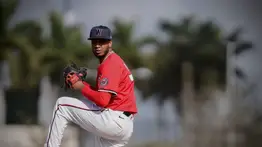 San Diego sigue acumulando brazos: Padres fichan al relevista Daison Acosta