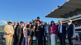 Ekati King, el caballo del dueño del clásico, gana con un jinete reemplazante