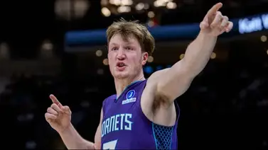 Kon Knueppel escribe la historia: solo Steph Curry supera su récord Kon Knueppel escribe la historia: solo Steph Curry supera su récord