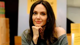 Angelina Jolie se arma de valor y muestra las cicatrices de su mastectomía