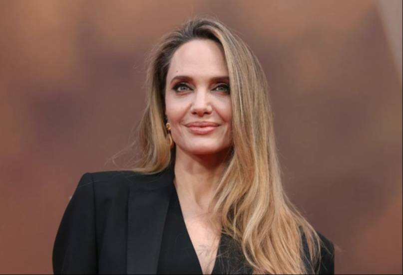 Angelina Jolie se arma de valor y muestra las cicatrices de su mastectomía Angelina Jolie se arma de valor y muestra las cicatrices de su mastectomía