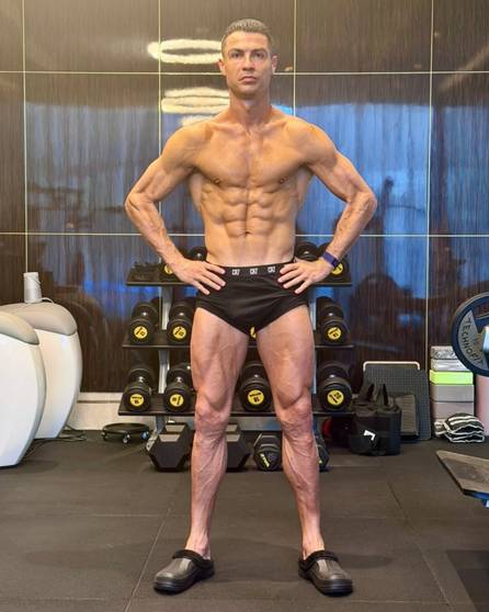 Cristiano Ronaldo muestra su cuerpo de Dios griego a los 40 años