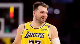 Alarma en los Lakers: Luka Doncic en duda tras sufrir una contusión en la pantorrilla