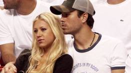 Anna Kournikova y Enrique Iglesias confirman la llegada de su bebé con tierna fotografía